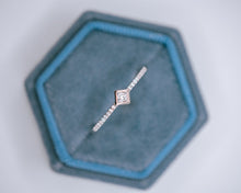 Load image into Gallery viewer, The Gia Ring