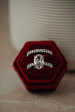 Load image into Gallery viewer, Francine Oval Cut 2PC Ring Set