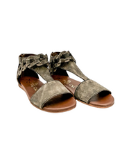 Load image into Gallery viewer, Loop D Loop Sandals in Black