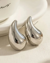 Load image into Gallery viewer, Luz Water Droplet Stud Earrings