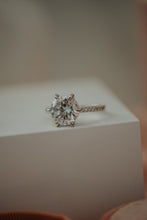 Load image into Gallery viewer, Thara Round Cut Sterling Silver Ring