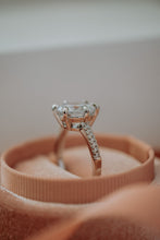 Load image into Gallery viewer, Thara Round Cut Sterling Silver Ring