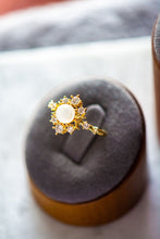 Load image into Gallery viewer, Stellar Round Cut Dainty 18K Gold Ring