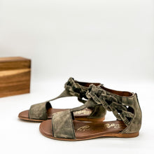 Load image into Gallery viewer, Loop D Loop Sandals in Black