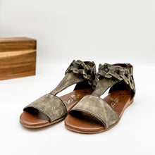 Load image into Gallery viewer, Loop D Loop Sandals in Black