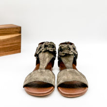 Load image into Gallery viewer, Loop D Loop Sandals in Black