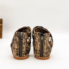 Load image into Gallery viewer, Loop D Loop Sandals in Tan