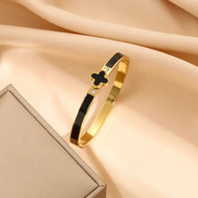 Load image into Gallery viewer, Richie Clover Gold Bangle