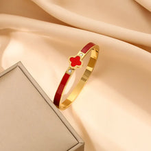 Load image into Gallery viewer, Richie Clover Gold Bangle