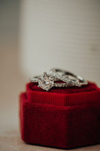 Load image into Gallery viewer, Juna Solitaire Round Cut 3PC Ring Set