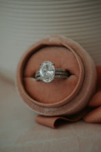 Load image into Gallery viewer, Hilda Oval Cut 3PC Ring Set
