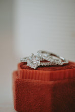 Load image into Gallery viewer, Juna Solitaire Round Cut 3PC Ring Set
