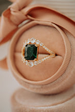 Load image into Gallery viewer, Blythe Emerald Gold Ring Set
