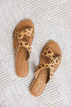 Load image into Gallery viewer, Conga Sandal in Leopard
