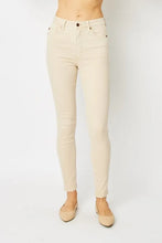 Load image into Gallery viewer, Tummy flattering jeans from Small to Plus Size.
