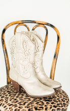 Load image into Gallery viewer, Houston Western Boots in Champagne - Rural Haze
