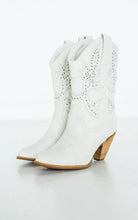 Load image into Gallery viewer, Houston Western Boots in White - Rural Haze
