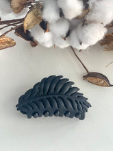 Load image into Gallery viewer, Leaf Clip "Black"
