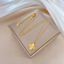 Load image into Gallery viewer, Jan Flower Gold Necklace
