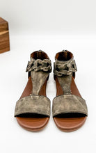 Load image into Gallery viewer, Loop D Loop Sandals in Black
