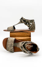 Load image into Gallery viewer, Loop D Loop Sandals in Black
