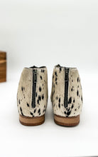 Load image into Gallery viewer, Nola Sandals in Black and White - Rural Haze
