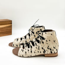 Load image into Gallery viewer, Nola Sandals in Black and White - Rural Haze
