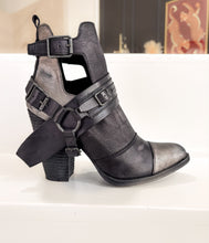 Load image into Gallery viewer, Sheila Boot in Black
